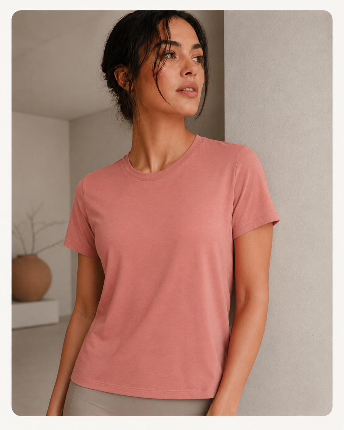 Camiseta fitness feminina em tom terracota, estilo editorial